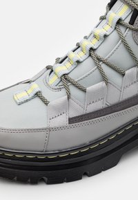 Dr. Martens Sneakersy wysokie