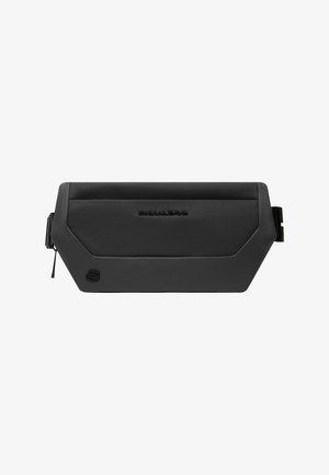 Borsa rettangolare nera con superficie testurizzata, dotata di chiusura a zip, design geometrico e logo del marchio sulla parte anteriore.