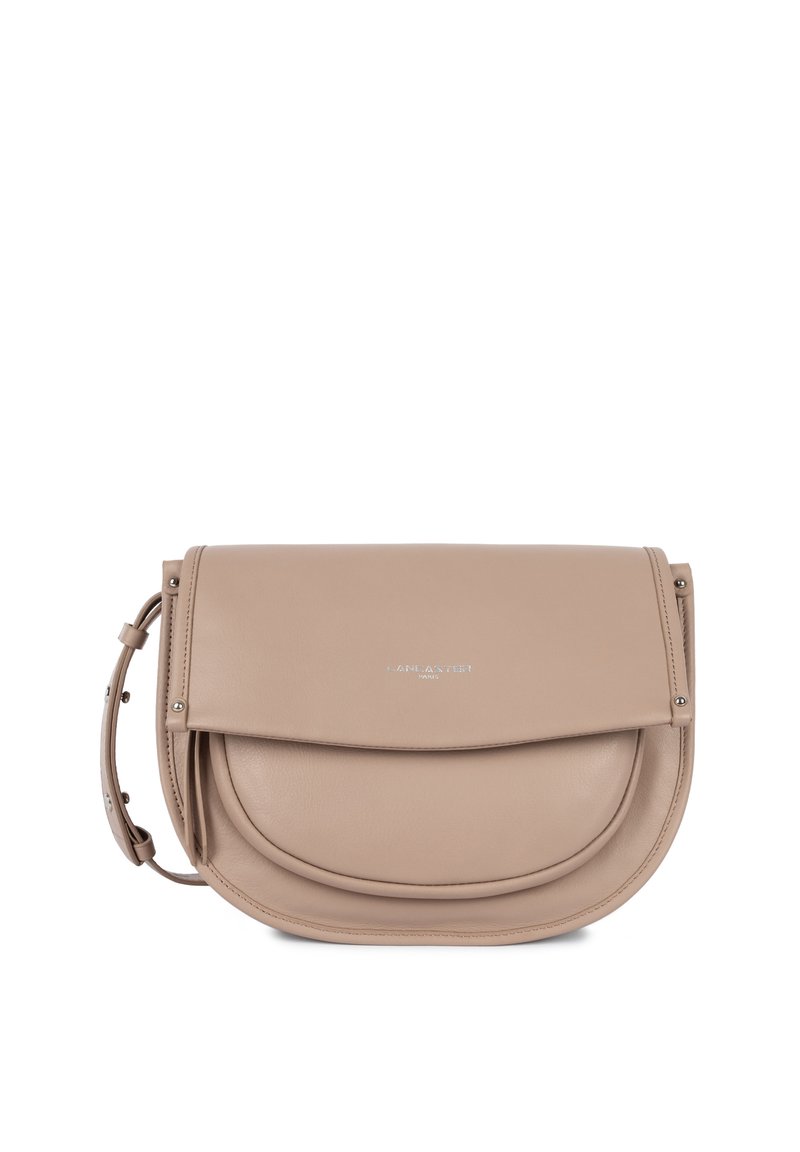 Borsa a tracolla in pelle color beige, con pattina ripiegabile, forma curva, texture liscia e dettaglio logo in tonalità argento. Inclusa una tracolla regolabile.
