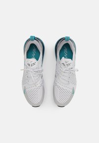 Vita sportskor med ovandel i mesh, grå detaljer, turkosa accenter och en dämpad sula. Snören och hälflik ingår.
