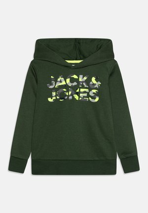 Zielona bluza z kapturem wykonana z miękkiego materiału, z frontowym logo w kamuflażowym wzorze i kontrastującymi, żółtymi akcentami. Długie rękawy ze ściągaczami.