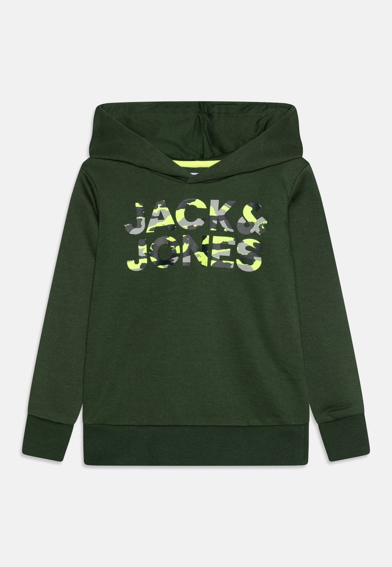 Grøn hættetrøje lavet af blødt stof med et frontlogo i camouflage-mønster og kontrasterende gule accenter. Lange ærmer med ribkantsmanchetter.