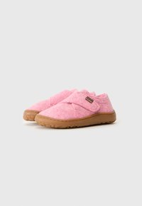 Pantoufles en feutre rose avec un bout arrondi, une sangle en velcro et une semelle en caoutchouc beige texturé. Design simple avec une texture douce et chaleureuse.