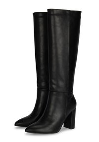 Botas de cuero negro hasta la rodilla con punta afilada y tacón cuadrado. Textura suave con caña ajustada y detalles mínimos.