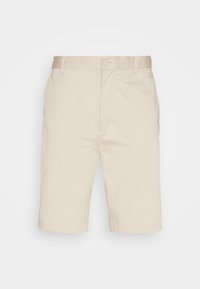 Shorts beige longueur genou avec passants de ceinture, fermeture éclair devant, boutonnière et poches latérales sur un fond clair uni.