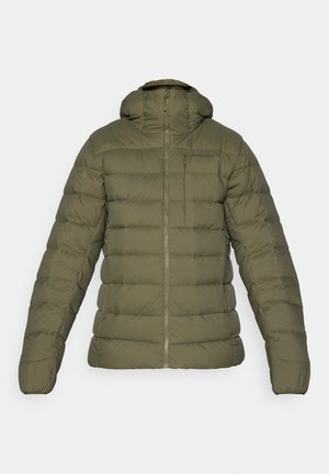 Veste d'hiver matelassée vert olive avec capuche, fermeture éclair à l'avant, poche poitrine et poches latérales, conçue pour l'isolation et la chaleur.