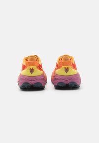 HOKA SPEEDGOAT 6 - Löparskor terräng - sherbet/beet root