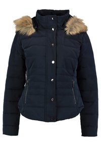 Tmavě modrá péřová bunda s kapucí opatřenou kožešinovou podšívkou, zapínáním na patentní knoflíky, kapsami na zip a horizontálním prošíváním pro tepelnou izolaci.