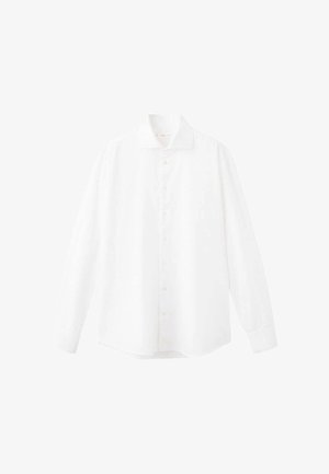 Langärmliges weißes Baumwollhemd mit durchgehender Knopfleiste und klassischem Kragen, flach auf einem weißen Hintergrund liegend.