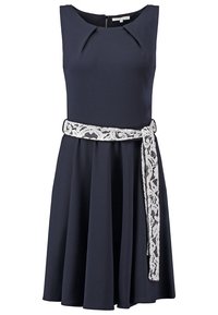 Abito senza maniche di colore navy con corpetto aderente e gonna svasata, impreziosito da una cintura in pizzo bianco e pieghe sottili al collo.