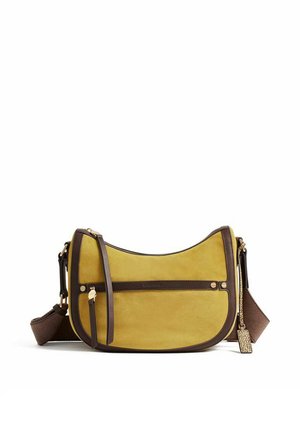 Borsa a tracolla in camoscio giallo con rifiniture in pelle marrone scuro, tracolla regolabile, tasca frontale con zip e dettagli in metallo dorato.