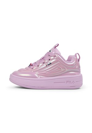 Sneaker metallico rosa con tomaia sintetica testurizzata, punta rotonda, collo imbottito e suola spessa. Presenta dettagli del logo sulla linguetta e sul lato.