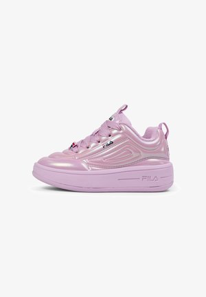 Rosa metallische Sneakers mit strukturiertem Synthetik-Obermaterial, runder Zehe, gepolstertem Schaft und dicker Sohle. Mit Logodetails an Zunge und Seite.
