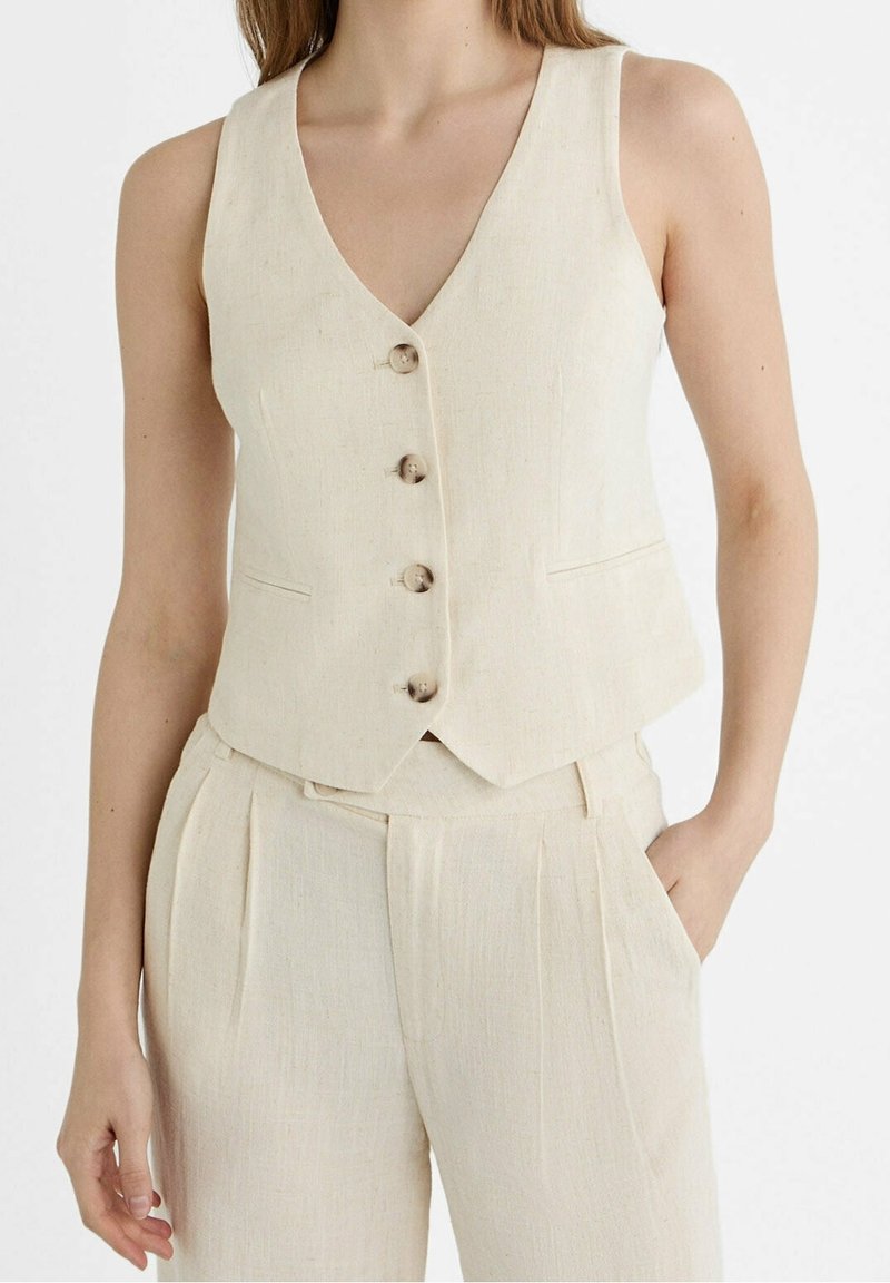 Beige Leinenweste mit tiefem V-Ausschnitt, fünf dekorativen Knöpfen und zwei Seitentaschen. Figurbetonter Schnitt und glatte Textur.