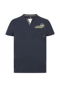 Navyblaues kurzärmeliges T-Shirt mit Henley-Kragen, das über eine Brusttasche und ein Druckdesign mit gelben und weißen Akzenten verfügt.