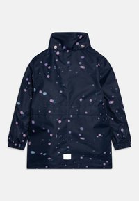 Marineblauwe waterdichte jas met een verspreid, multikleurig stippenpatroon, elastische manchetten, hoge kraag en een klein wit logo-label aan de zoom.