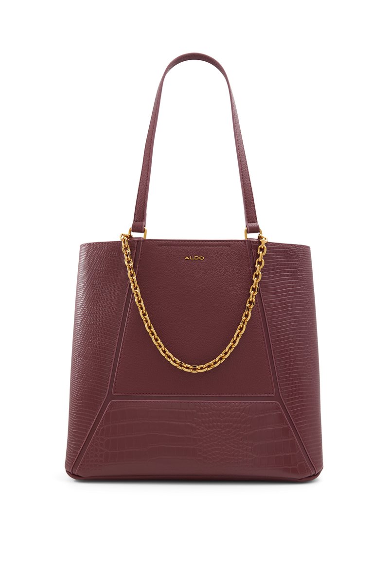 Bolso tote color marrón con superficie texturizada, que presenta un acento de cadena dorada y asas lisas. Forma rectangular con paneles contrastantes de patrón.