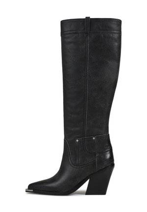 Botas de couro pretas até ao joelho, com bicos pontiagudos, saltos robustos e detalhes de costura discretos ao longo dos lados.