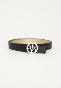 Schwarzer Leder-Gürtel mit strukturierter Oberfläche, ausgestattet mit einer runden goldfarbenen Schnalle, die mit stilisierten Initialen "AX" geprägt ist.