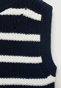 Gilet a maglia a righe blu navy e bianche con fori per le braccia e scollatura a costine, che mostra un motivo a maglia testurizzato.