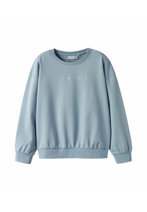Sweatshirt bleu clair en tissu doux, avec un col et des poignets côtelés, et un petit texte brodé sur le devant.