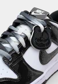Nike Sportswear DUNK RETRO SE 1 - Sportbačiai - white/black