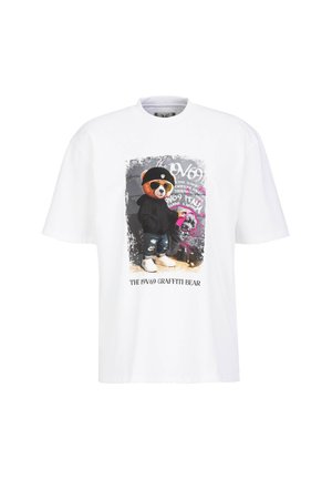 Weißes T-Shirt mit einer Grafik eines Bären, der eine Sonnenbrille und einen schwarzen Hoodie trägt und Graffiti an eine Wand sprüht, Text lautet "The 19V69 Graffiti Bear."