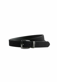 Cinturón de ante negro con una textura suave, hebilla de metal plateado y dos franjas decorativas en la hebilla, que cuenta con múltiples agujeros de ajuste.
