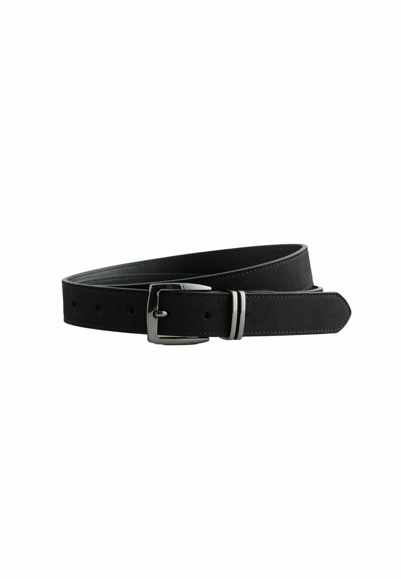 Cinturón de ante negro con una textura suave, hebilla de metal plateado y dos franjas decorativas en la hebilla, que cuenta con múltiples agujeros de ajuste.