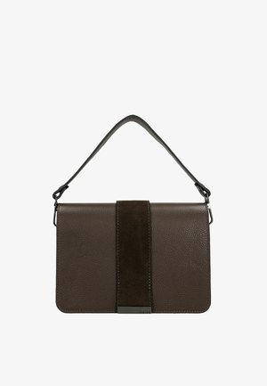 Tmavě hnědá kožená taška přes rameno se žíhaným semišovým pruhem na přední straně a odnímatelným popruhem s kovovými klipsy.