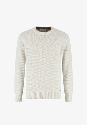 Hvit strikkelue med teksturert mønster, ribbestrikkede mansjetter og rund hals; fleksibelt stoff. Enkel design uten synlig utstyr.