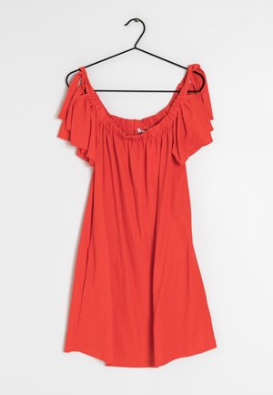 Rød off-the-shoulder kjole med flæsedetaljer, elastisk halsudskæring og blødt, letvægtsstof. Hænger på en sort wire-krog mod en hvid baggrund.