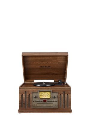 Giradischi e sistema di altoparlanti con finitura in legno impiallacciato, accenti metallici, manometro analogico e piatto nero. Caratteristiche includono un coperchio a cerniera e un display digitale.