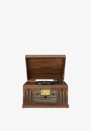 Système de tourne-disque et d'enceintes avec finition en placage de bois, accents en métal, cadran analogique et plateau noir. Dispose d'un couvercle articulé et d'un affichage numérique.