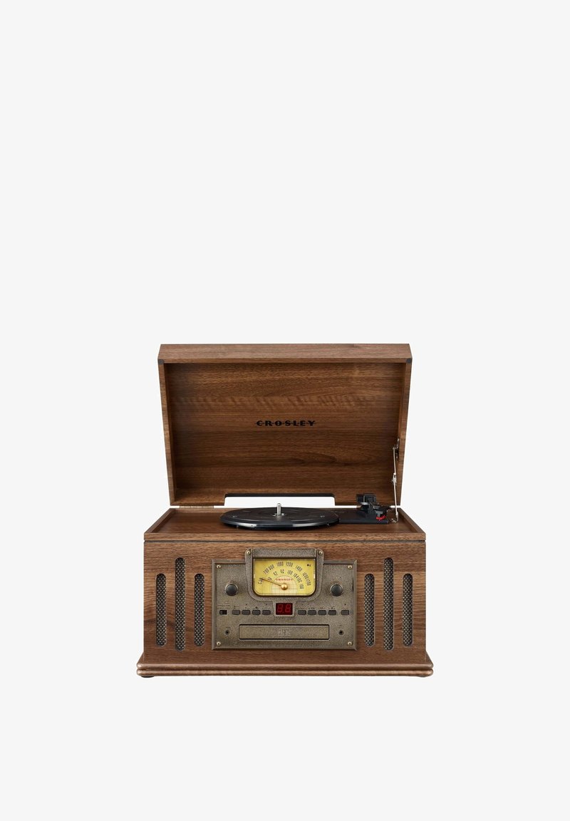 Sistema de tocadiscos y altavoces con acabado de chapado de madera, acentos de metal, medidor analógico y un plato negro. Cuenta con una tapa abatible y una pantalla digital.