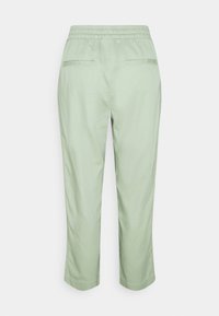 Světlé zelené kalhoty do poloviny lýtek s elastickým pasem, dvěma zadními kapsami a hladkou texturou. Jednoduchý design, vhodný pro každodenní nošení.