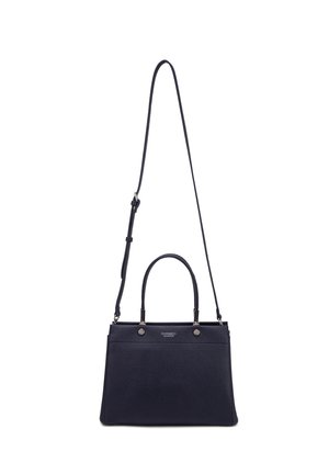 Borsa a mano in pelle nera con texture, dotata di manici superiori e tracolla lunga regolabile, dettagli in metallo e discreto logo del marchio sulla parte frontale.