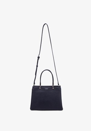 Zwarte handtas van gestructureerd leer met bovenhandvatten en lange verstelbare schouderriem, metalen accenten en een subtiel merkembleem aan de voorkant.