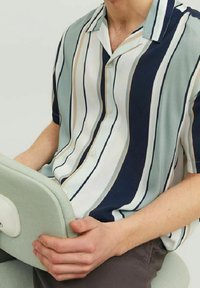 Kurzärmeliges Hemd mit Knopfleiste und vertikalen Streifen in Hellblau, Marineblau und Creme. Glatter Stoff mit lockerem Schnitt.