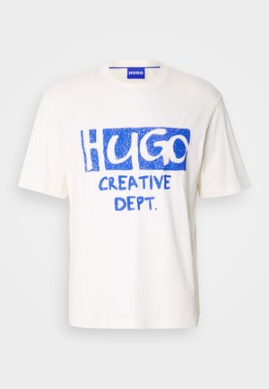 Biała bawełniana koszulka z krótkim rękawem z niebieskim napisem graficznym "HUGO" i "CREATIVE DEPT." z przodu oraz okrągłym dekoltem.