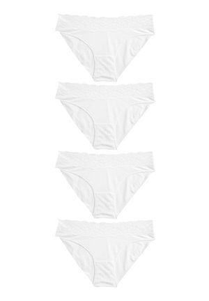 Slip bianchi in cotone con una fascia in pizzo. Quattro paia impilati, che mostrano la morbidezza del tessuto e il design semplice. Senza motivi o applicazioni.