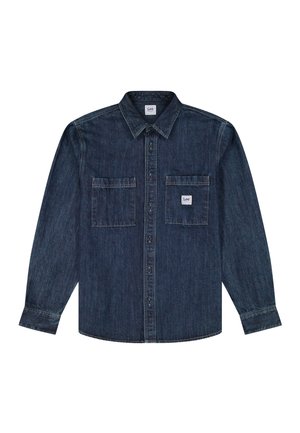 Dunkelblaues Jeanshemd mit langen Ärmeln und durchgehender Knopfleiste, zwei Brusttaschen, eine davon mit kleinem Lee-Logo-Patch.