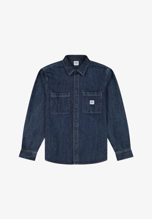 Dunkelblaues Jeanshemd mit langen Ärmeln und durchgehender Knopfleiste, zwei Brusttaschen, eine davon mit kleinem Lee-Logo-Patch.