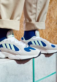 adidas Originals YUNG-1 - Baskets basses - footwear white/gloe green/collegiate royal