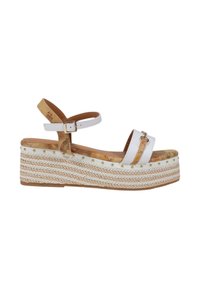 Sandali platform bianchi con suola in juta intrecciata, cinturino alla caviglia regolabile e borchie decorative in oro. Parte superiore in ecopelle liscia con dettagli marroni.