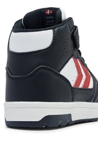 Czarne wysokie sneakersy z białymi i czerwonymi akcentami, syntetyczny materiał, wyściełany kołnierz oraz teksturowana gumowa podeszwa zapewniająca przyczepność.