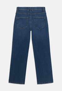 Modri jeans iz denima s ravnim krojem, ki vsebujejo dva hrbta žepa ter čist zaključek na pasu in robovih.