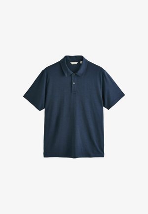 Tumesinine lühikeste varrukatega polo-särk, millel on kahe nupuga käisekate ja voltidega krae, asetatud valgele taustale.