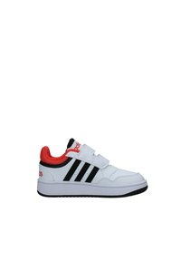 Sneaker bianco con strisce nere e dettagli rossi, realizzata in un materiale simile alla pelle liscia, con strap in velcro e una suola spessa e bianca.