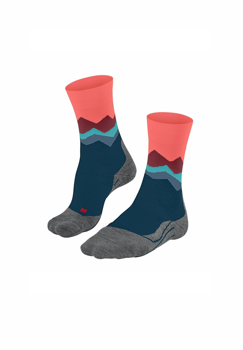 Calze colorate con un polsino corallo e motivi a tema montano nelle tonalità di blu scuro, teal e bordeaux, con suole grigie.
